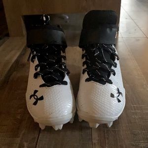 Youth baseball cleats